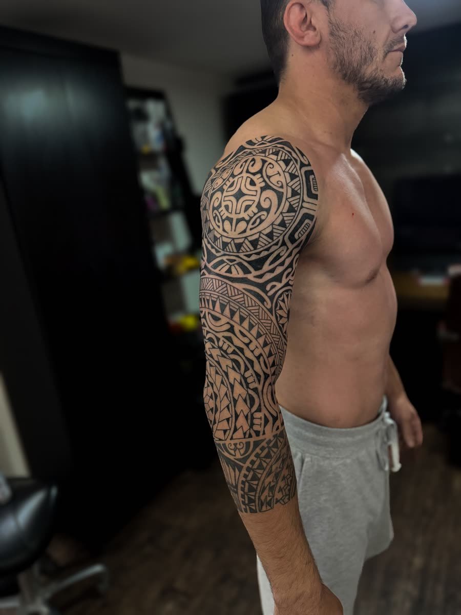 Tatuagem polinésia: ombro e braço