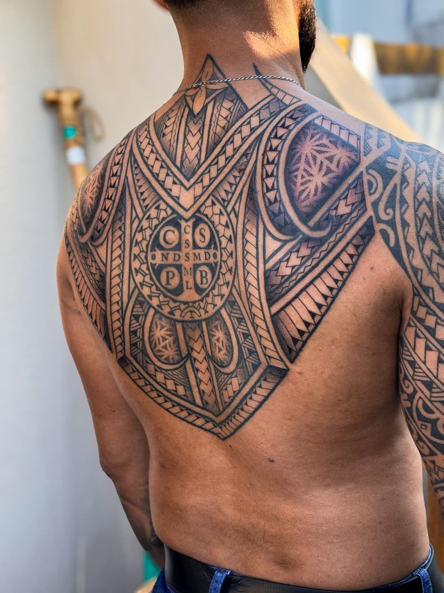 Tatuagem polinésia: medalha de são bento